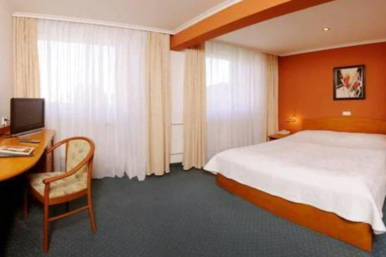 Hotel Dukla Presov Luaran gambar